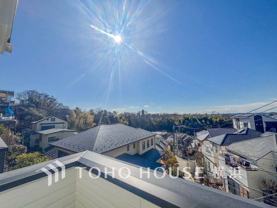 手を伸ばせば、ふれることが出来そうな環境が、そのままインテリアになったような印象です。その豊かな眺望にふさわしい空間には、通風・採光にも優れ、心地よい光と風があふれています。