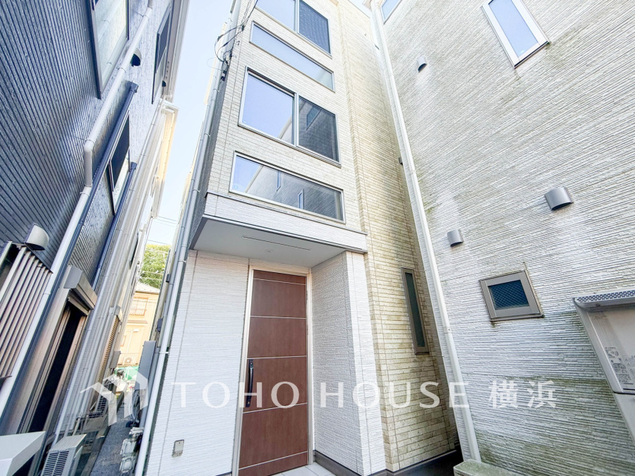 時代の流れに惑わされないシックなカラートーンで街並みに溶け込む外観は、主張し過ぎず、また平凡になり過ぎず絶妙なコントラストで輝きを放ちます。