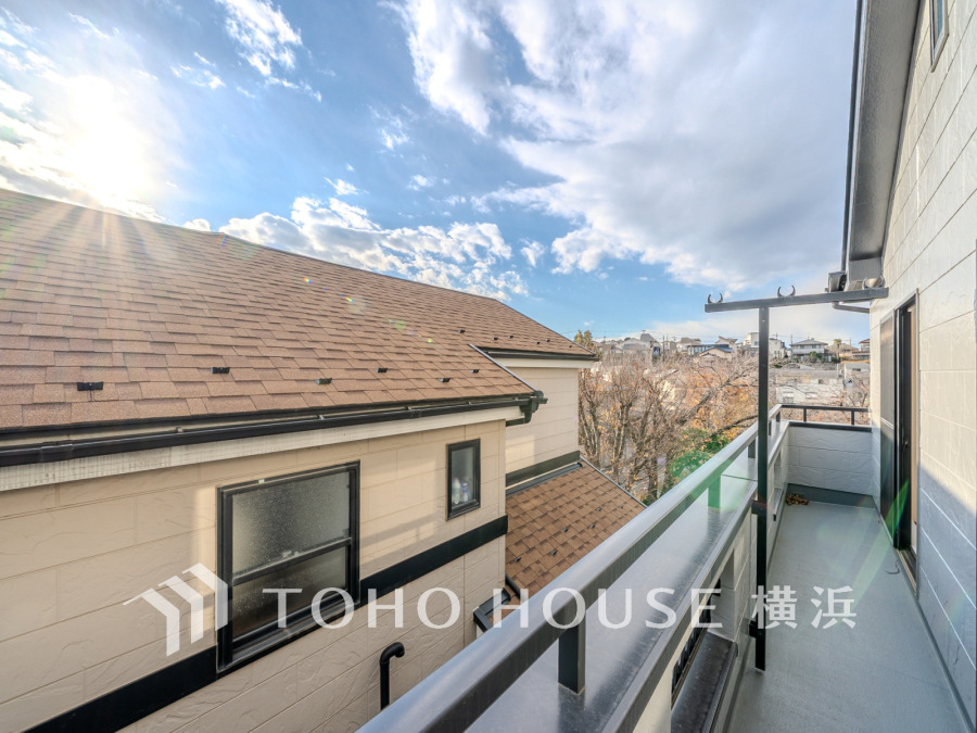 陽射しが差し込む南西向きバルコニーは洗濯物もよく乾き、穏やかな眺望が楽しめる快適な空間です。