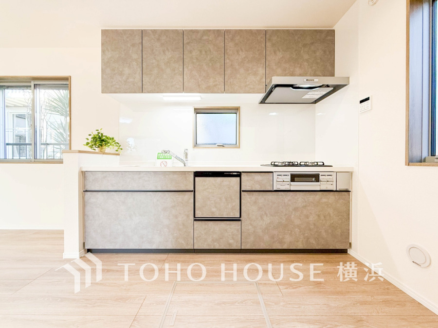 ご家族みんなで調理ができる位のスペースを実現したキッチン空間となっております。みんなで作った料理を召し上がりながらの会話は、どのような物になるのでしょうか。