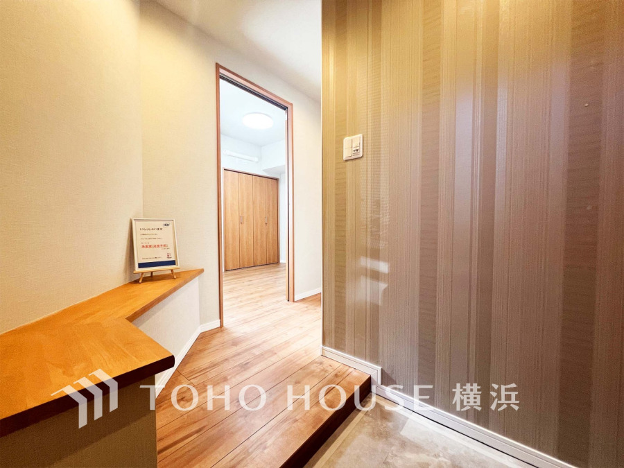 豊かなプライベートタイムへ誘うモダンテイストな玄関。デザインや素材が美しい調和を奏でている空間です。お客様をお迎えする玄関は落ち着いた雰囲気です。