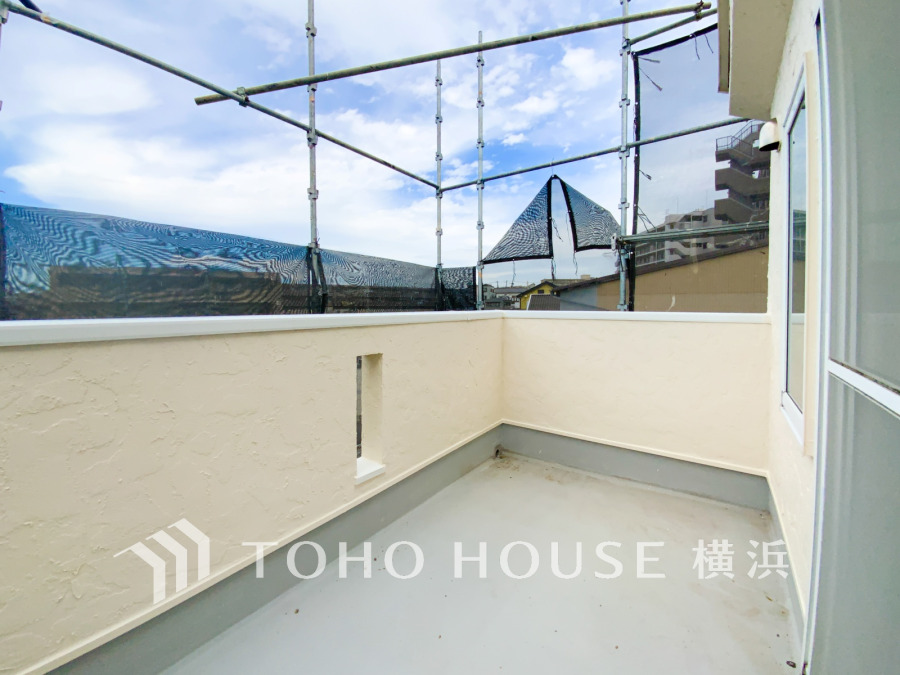 開放感いっぱいの眺望と共に光と風を享受するバルコニー。緑豊かな景観を眺めることができます。（2025年10月撮影）