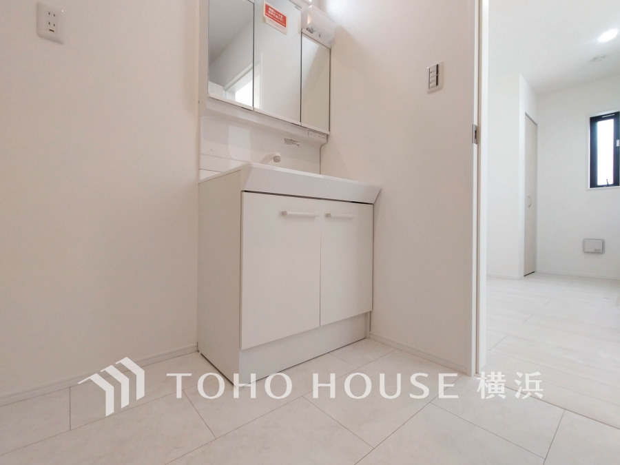 使いやすい機能が備えられた清潔感溢れる洗面空間。収納も充実しています。
