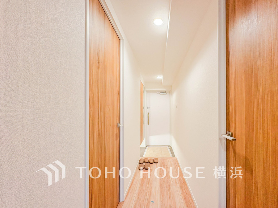 お客様をお迎えする玄関は落ち着いた雰囲気。帰り着くたびに洗練されたテイストの空間に迎えられ誇りと喜びを感じる玄関まわりです。