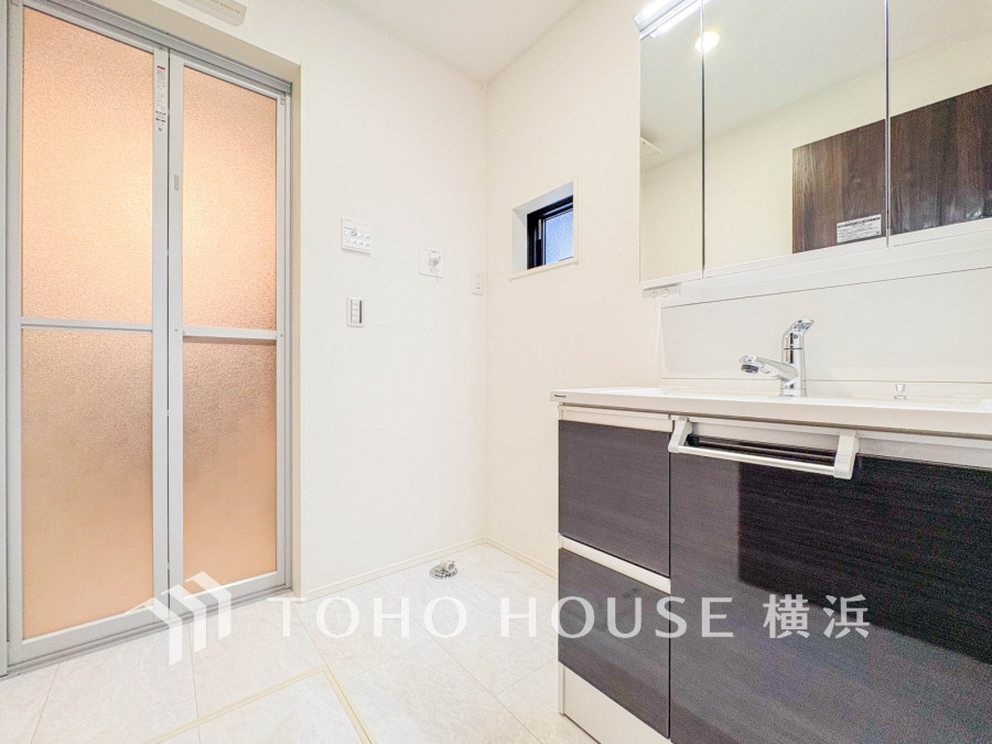 落ち着いた空間を演出するカラーと、ゆったり落ち着いてお使い頂ける広さが魅力のパウダールーム。居室からも独立しており、プライベート空間を保ちます。