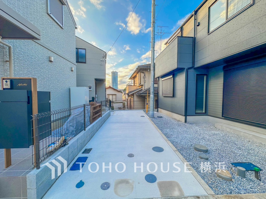 ゆったりとした駐車スペースを確保いたしましたので、大きめのお車でも駐車可能です。自転車やバイクなど、ゆとりのある敷地で置き場所に困ることはないでしょう。