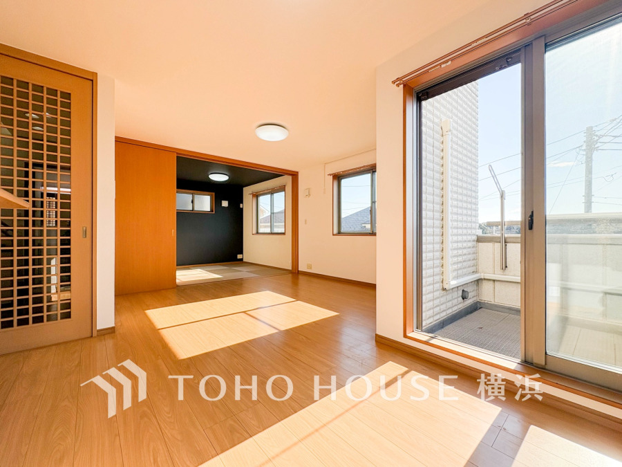 陽光がたっぷり差し込む明るいリビングと和室が調和した、開放感あふれる快適な住空間です。