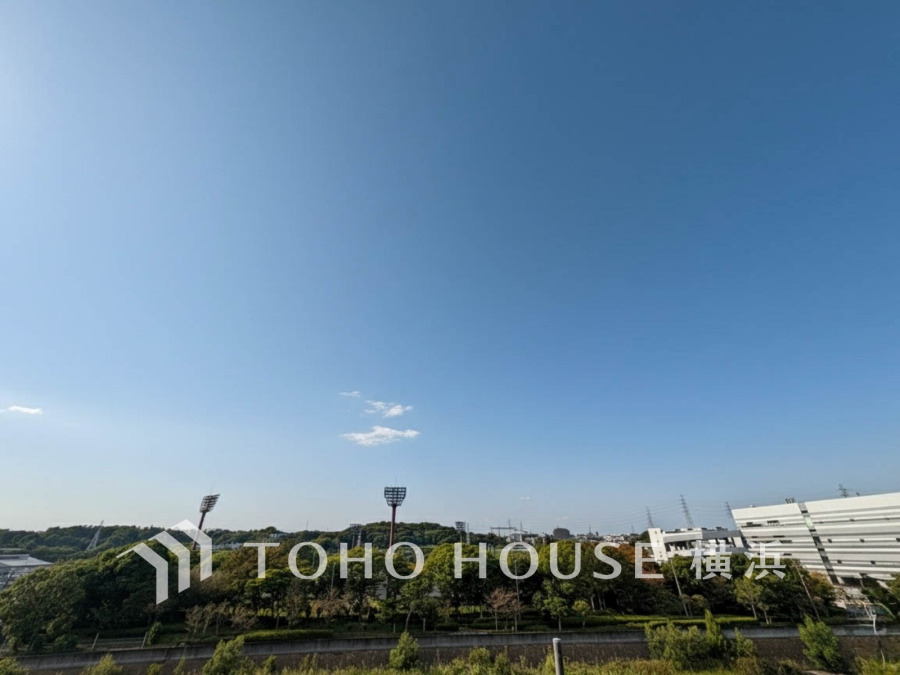 開放感があり、遮るものもなく気持ちのいい景色が広がります。お部屋にも爽やかな風と暖かく柔らかな日差しが差し込み、毎日の暮らしを豊かに彩ります。