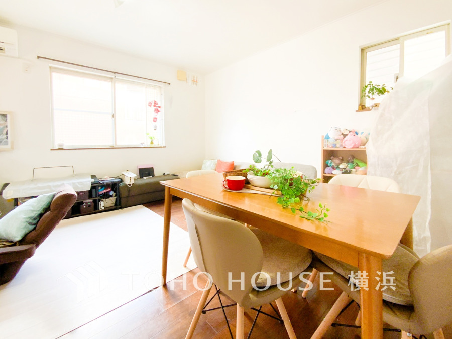 明るく開放的な空間が広がるLDK。室内には豊かな陽光が注ぎ込み、爽やかな住空間を演出。ホームパーティーでもゲストと一緒に料理を楽しみながら楽しい時間を過ごせそう。