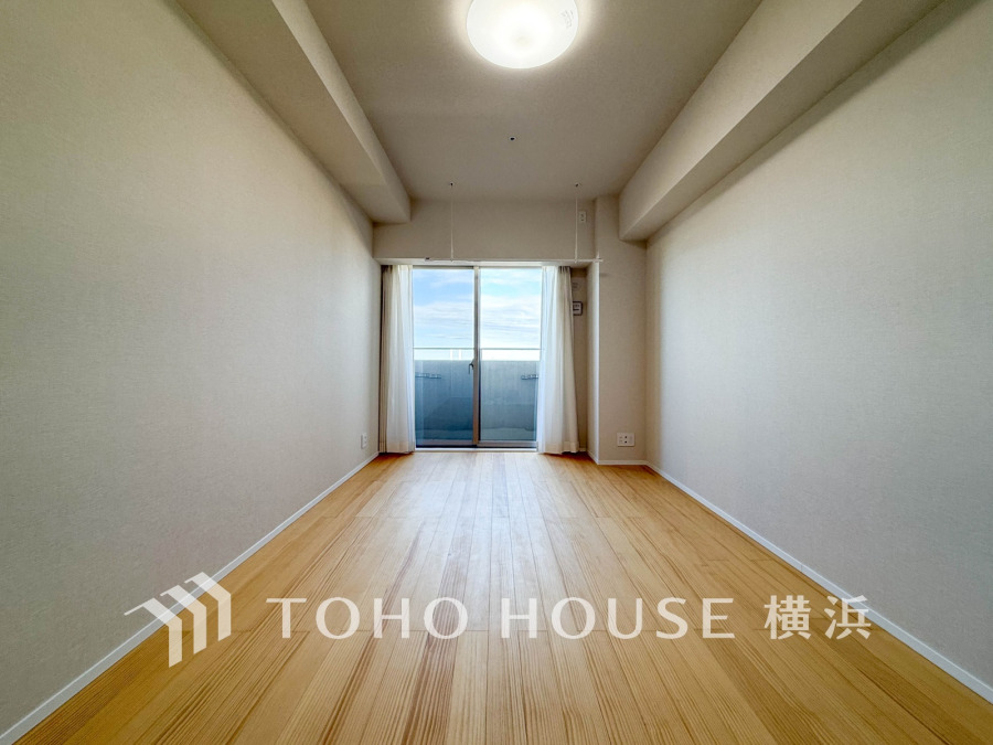 大きな窓からは快適な光を取り入れ、開放的な眺望とともに居心地の良い空間を演出しています。多くの時間を過ごす住まいだからこそ、いつも快適な場所であるように心掛けています。