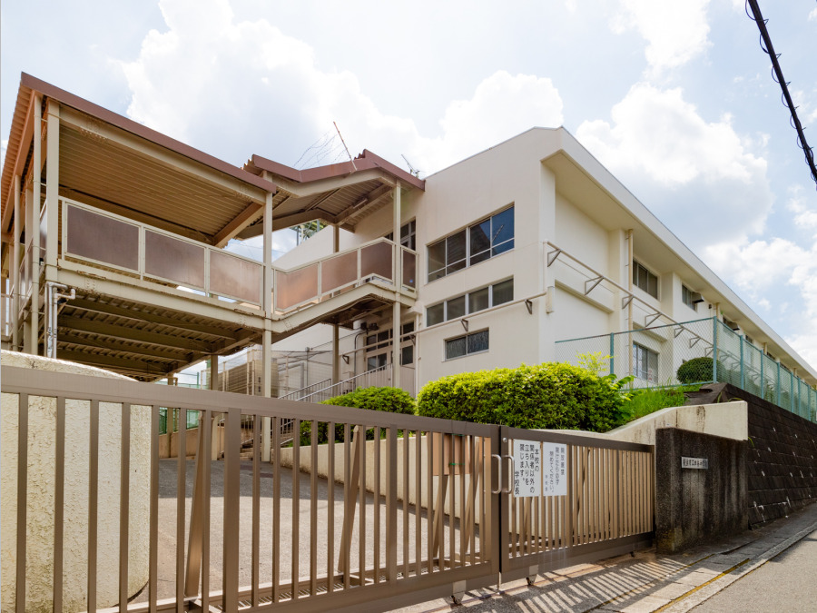 横浜市立田奈中学校　約1300ｍ