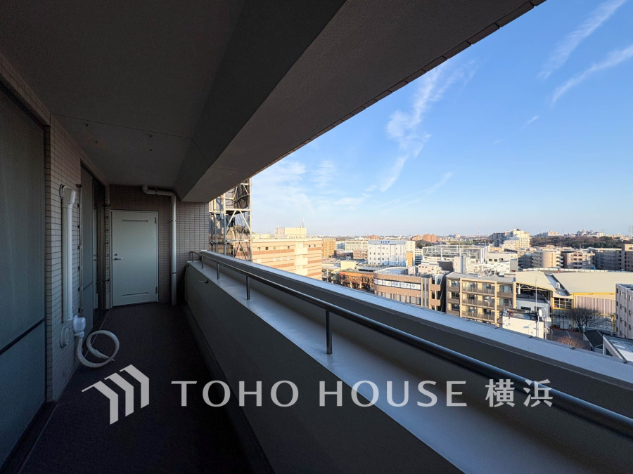 暮らしの中で光と風を演出してくれるバルコニー、見事なまでの開放的な空間を演出しながら、プライベート性も確保された空間は我が家の自慢です。