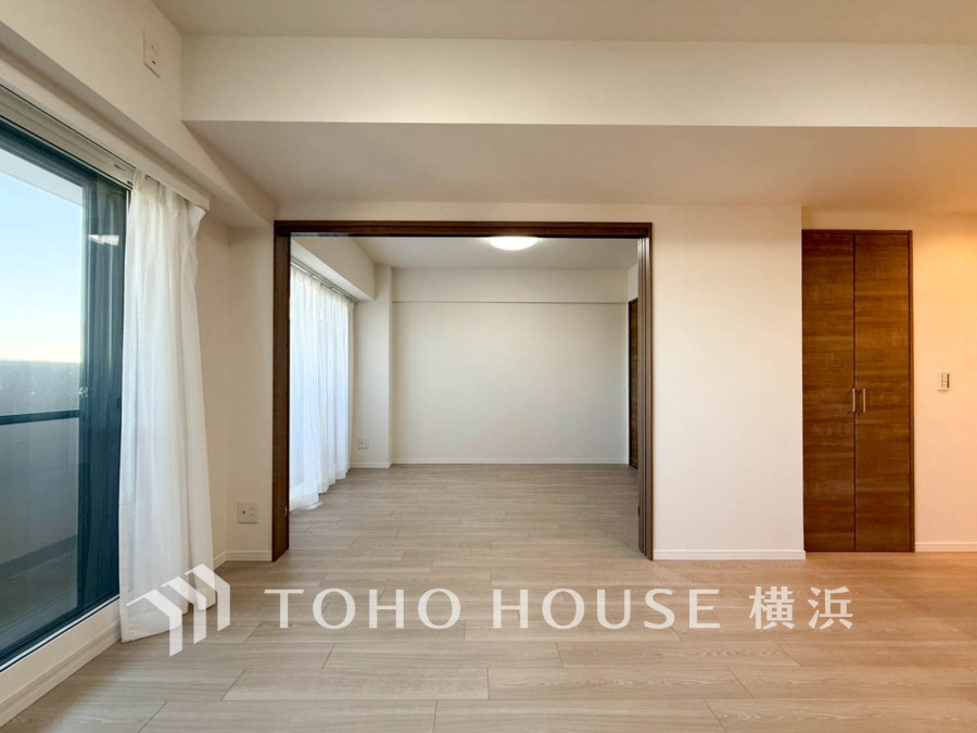 和やかで洗練された空間の演出。寛ぎとコミュニケーションを育む居心地のよい場所。やわらかな陽射しが降り注ぎ、室内に開放感と爽快感をもたらします。