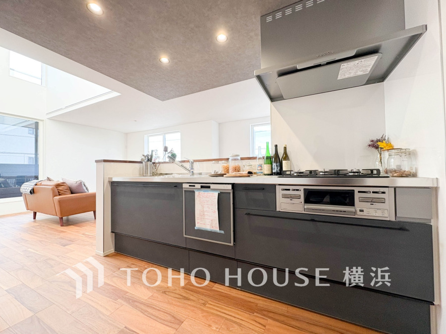 スタイリッシュな対面キッチンはリビングと一体感があり、家族との会話を楽しみながら調理ができます。