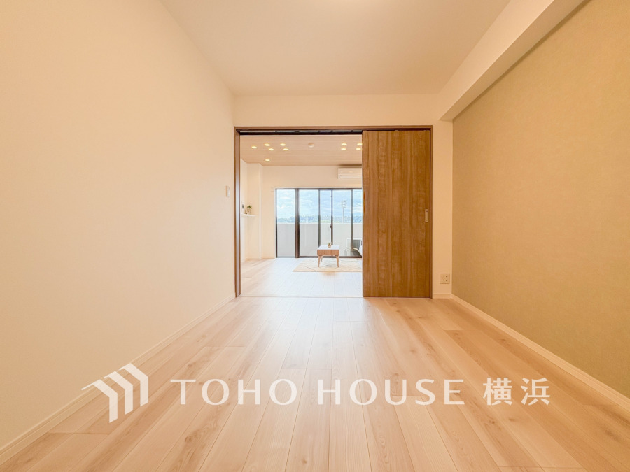 センスが求められるプライベート空間だからこそ、自分の個性を飾るにふさわしい癒しと寛ぎの空間を演出します。リビングと一体利用することでより開放的に過ごすこともできます。