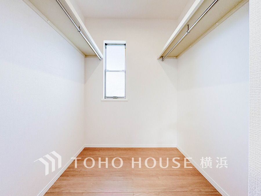 衣類はもちろん、嵩張る荷物も収納できるウォークインクローゼット。
