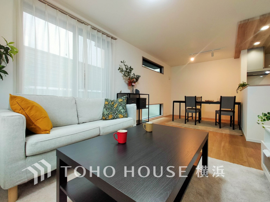 和やかで洗練された空間の演出。寛ぎとコミュニケーションを育む居心地のよい場所。やわらかな陽射しが降り注ぎ、室内に開放感と爽快感をもたらします。