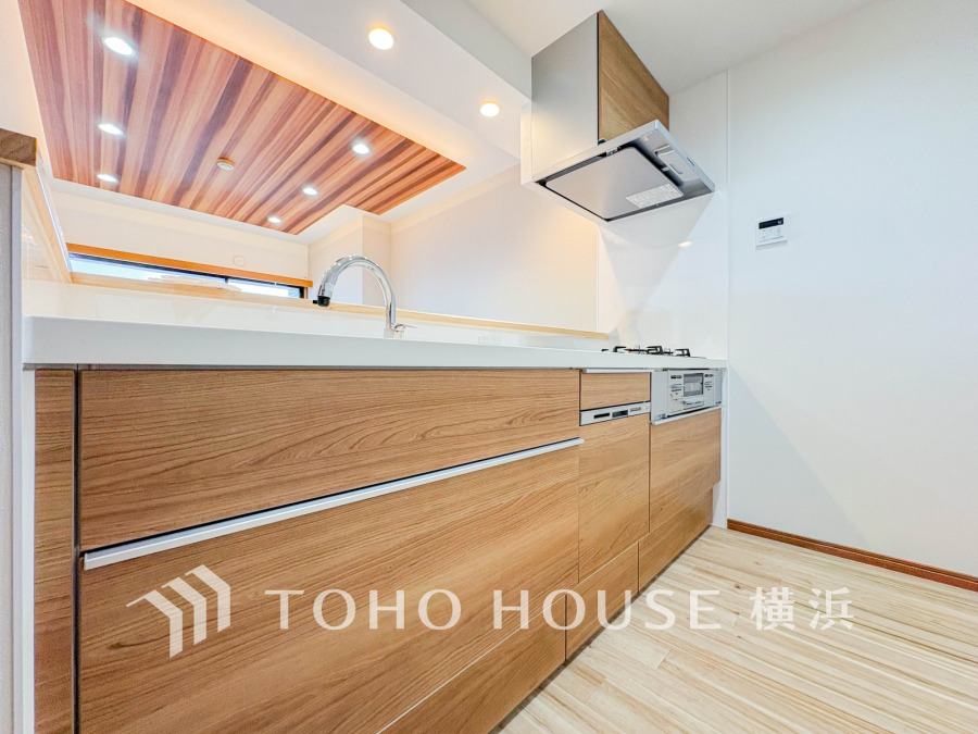 ご家族みんなで調理ができる位のスペースを実現したキッチン空間となっております。みんなで作った料理を召し上がりながらの会話は、どのような物になるのでしょうか。