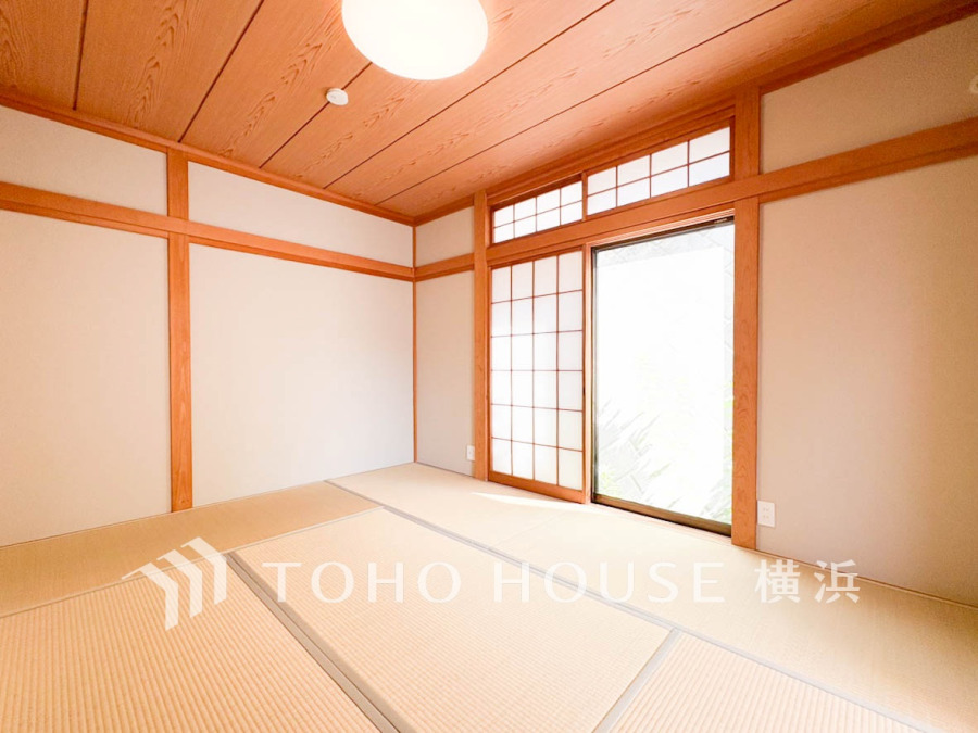 伝統的な日本情緒のある、温かみと落ち着きが感じられる和室です。来客時や一息つきたいときなどに利用できる用途多様な空間です。
