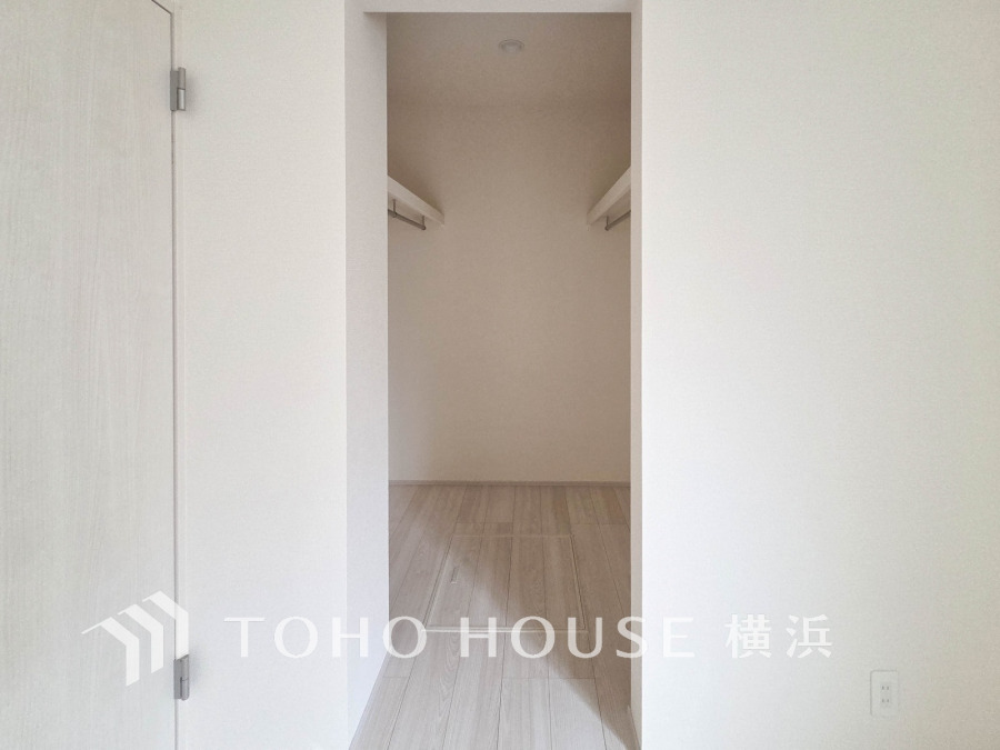 たっぷりとした収納スペース・ウォークインクローゼット。その収納力は是非ご自身の目でお確かめください。冬物のコートやスーツなど、大切なお洋服を皺なく収納できます。