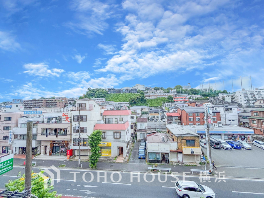 この開放感ある眺望と共に閑静な住宅街の季節感を演出する四季折々の変化を楽しめる心地よい場所となることでしょう。