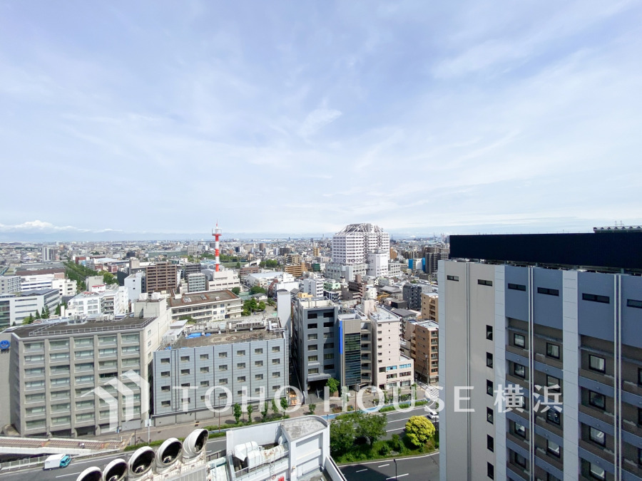 街の風景を広く一望できる魅力の眺望は、開放的でお住まいの価値の一つでもあります。朝も昼も夜も異なった表情を見せる街の風景は、心豊かな毎日を彩ってくれることでしょう。