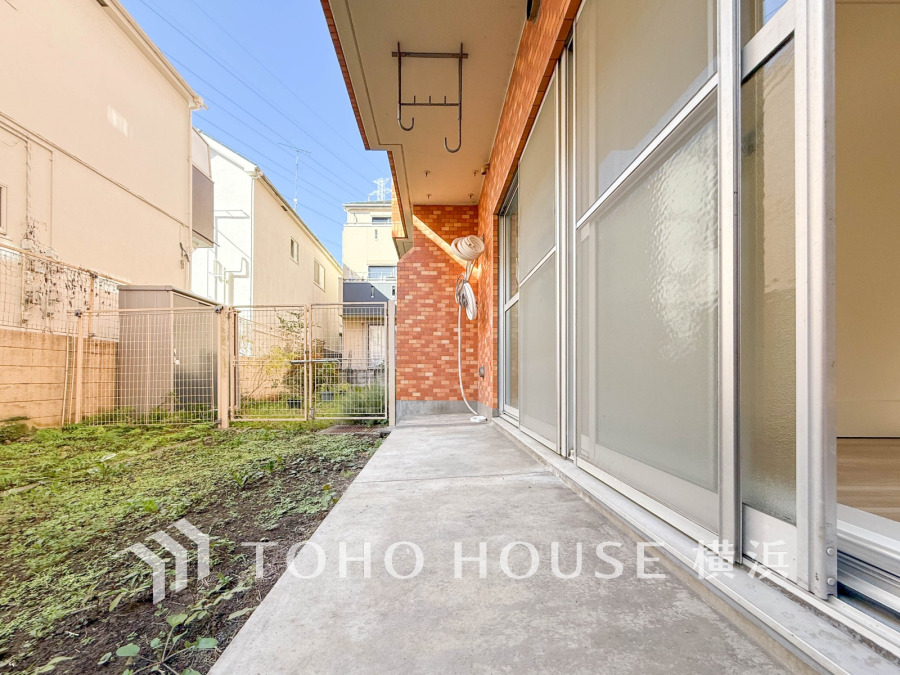 日当たり良好な専用庭付きで、プライベートな時間をゆったり楽しめます。