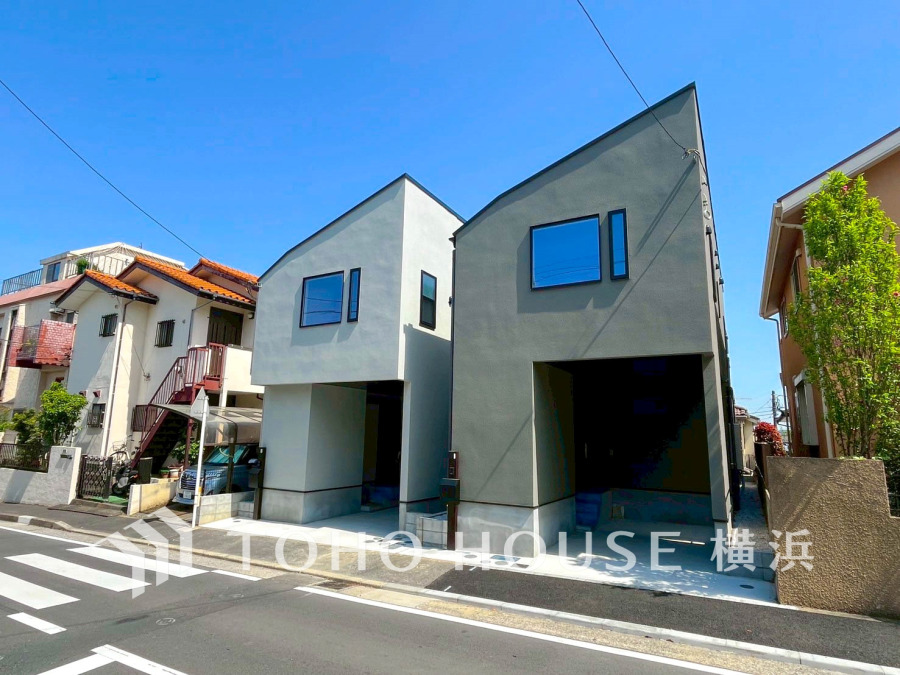 住む人を映し出す洗練された佇まいは、いつまでも輝き続けながらいつしか街の風景に溶け込んでいきます。（手前が2号棟です）