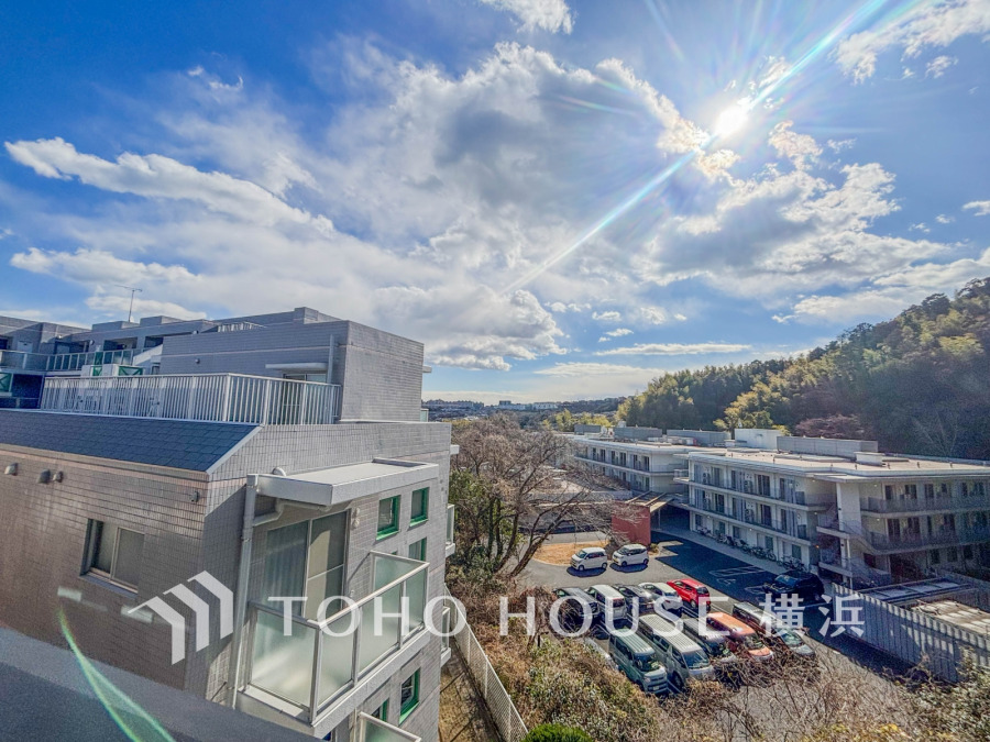 開放感があり、遮るものもなく気持ちのいい景色が広がります。お部屋にも爽やかな風と暖かく柔らかな日差しが差し込み、毎日の暮らしを豊かに彩ります。