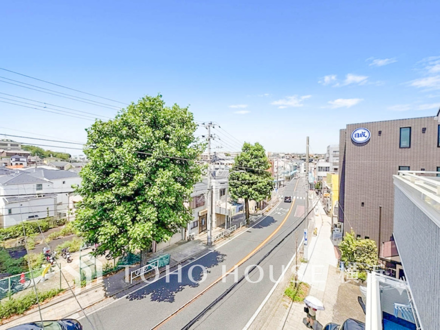 この開放感ある眺望と共に閑静な住宅街の季節感を演出する四季折々の変化を楽しめる心地よい場所となることでしょう。