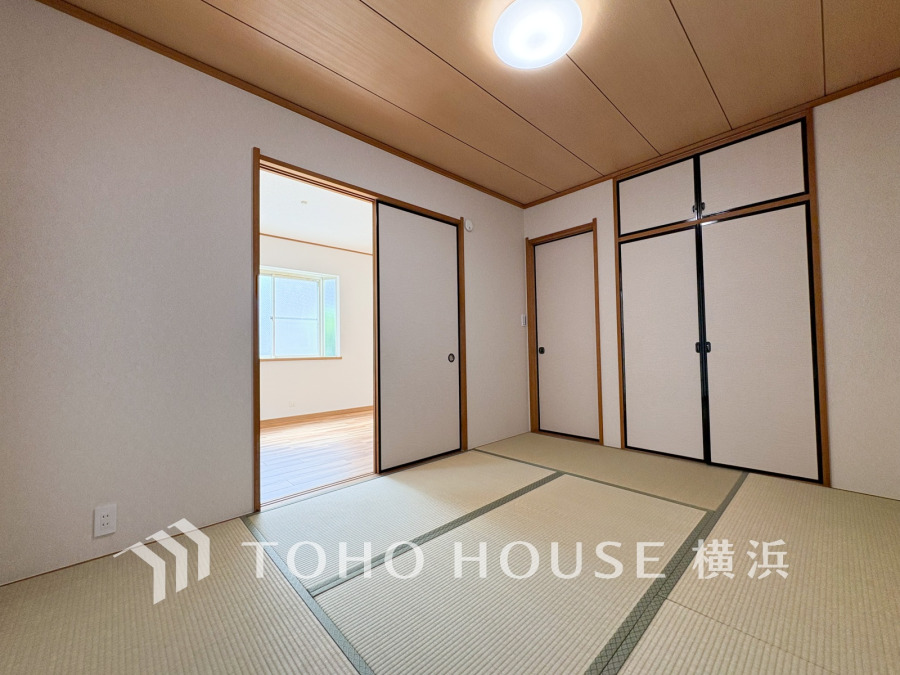 伝統的な日本情緒のある、温かみと落ち着きが感じられる和室です。来客時や一息つきたいときなどに利用できる用途多様な空間です。