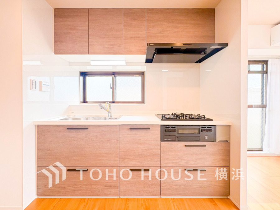 内装の主役でもあり、日常活躍する重要な水回りでもあるからこそ機能性・デザイン性に力を入れております。お手入れのしやすいシステムキッチンを採用しております。