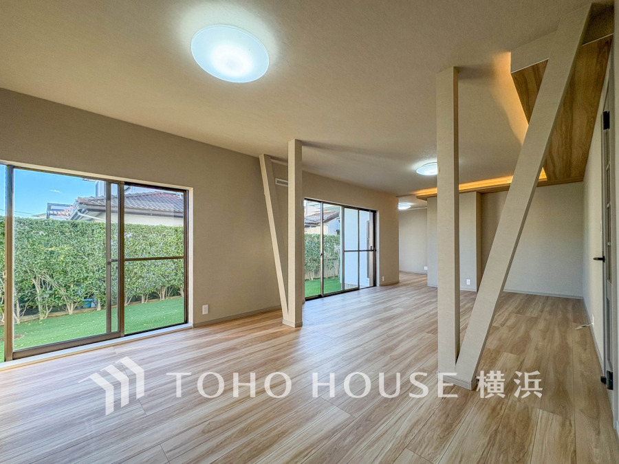 大きな窓からたっぷりと光が入る明るいLDK。落ち着いた雰囲気に包まれた空間です。
