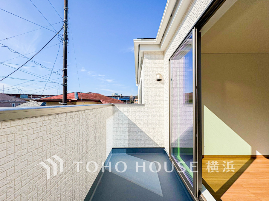 開放感いっぱいの眺望と共に光と風を享受するバルコニー。緑豊かな景観を眺めることができます。