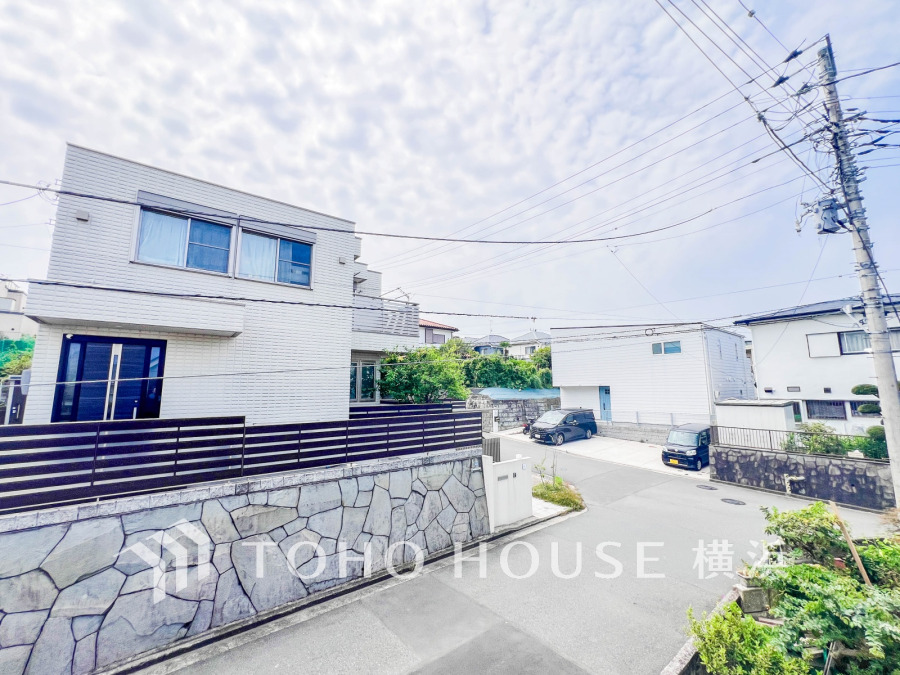 開放感があり、遮るものもなく気持ちのいい景色が広がります。お部屋にも爽やかな風と暖かく柔らかな日差しが差し込み、毎日の暮らしを豊かに彩ります。