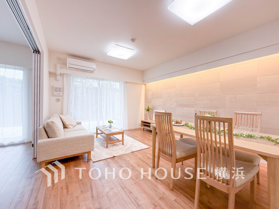 柔らかな色合いのフローリングと清潔感の溢れるクロスが明るい空間を創り出しているリビングダイニング。憩いの場に相応しく、ここで楽しむ家族の時間が絆をより深めてくれそうです。