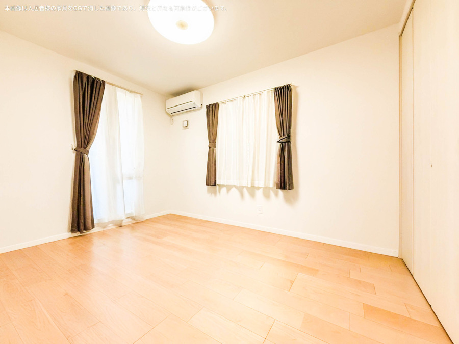 1日の疲れを癒し、心地よく寛げるようゆったりとした広さを確保しています。プライベートタイムをより優雅に穏やかに…。落ち着いた雰囲気を紡ぎます。（AI加工により家具を消去済み）