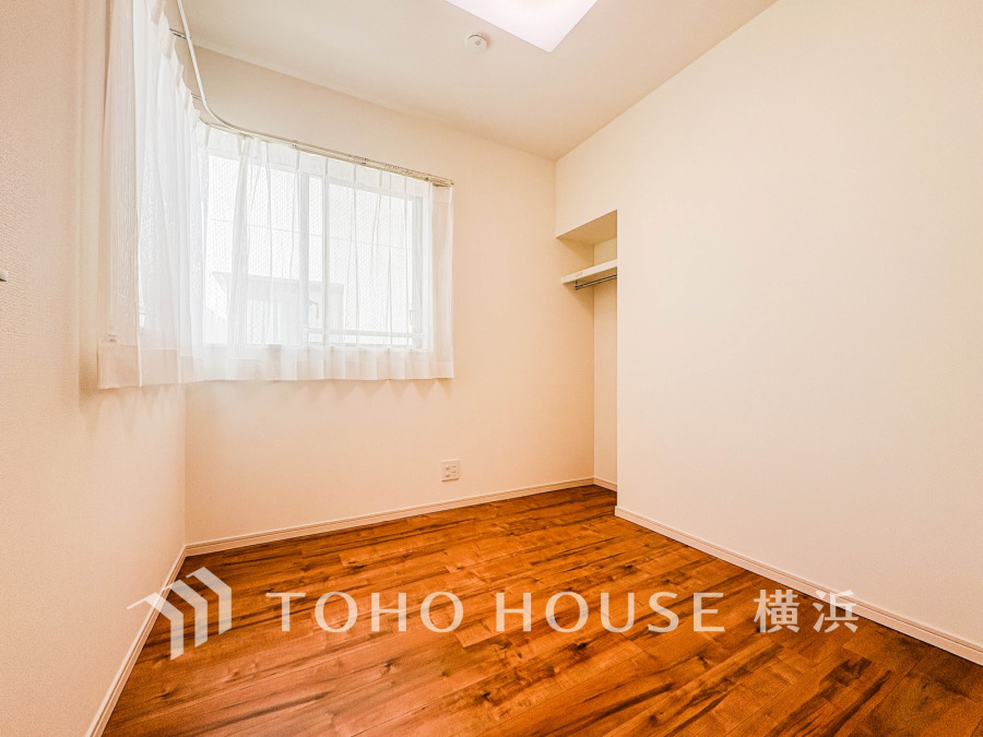 明るい陽光が差し込む居室は、お子様の成長に合わせて子供部屋や書斎としても活用可能。収納スペースも完備しており、すっきりとした空間を保てます。