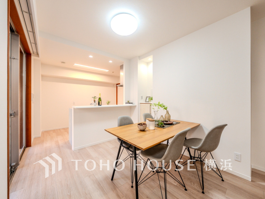 スタイリッシュな対面キッチンと一体感のあるダイニングスペース。キッチンにいるご家族との会話も楽しめる開放的な空間です。
