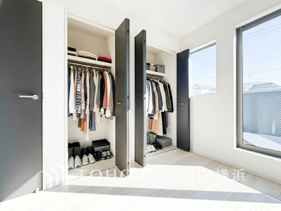 お客様の求める本当の“住み心地”とは何なのか。そのための一手間一工夫を惜しみません。街並みや周辺の環境に呼応しながら、美しく、そして毎日の暮らしを考慮した機能性の高い住まい。（装飾品AI加工）