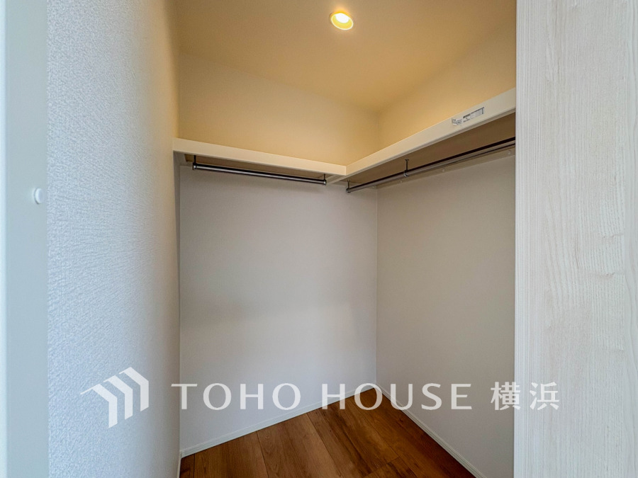 ひと目で収納物を確認できるウォークインクロゼットは、ゆとりの広さを備えた大型収納。数多くの衣類に加え、足元には引出しや衣装箱、シューズボックスなども収納することができます。