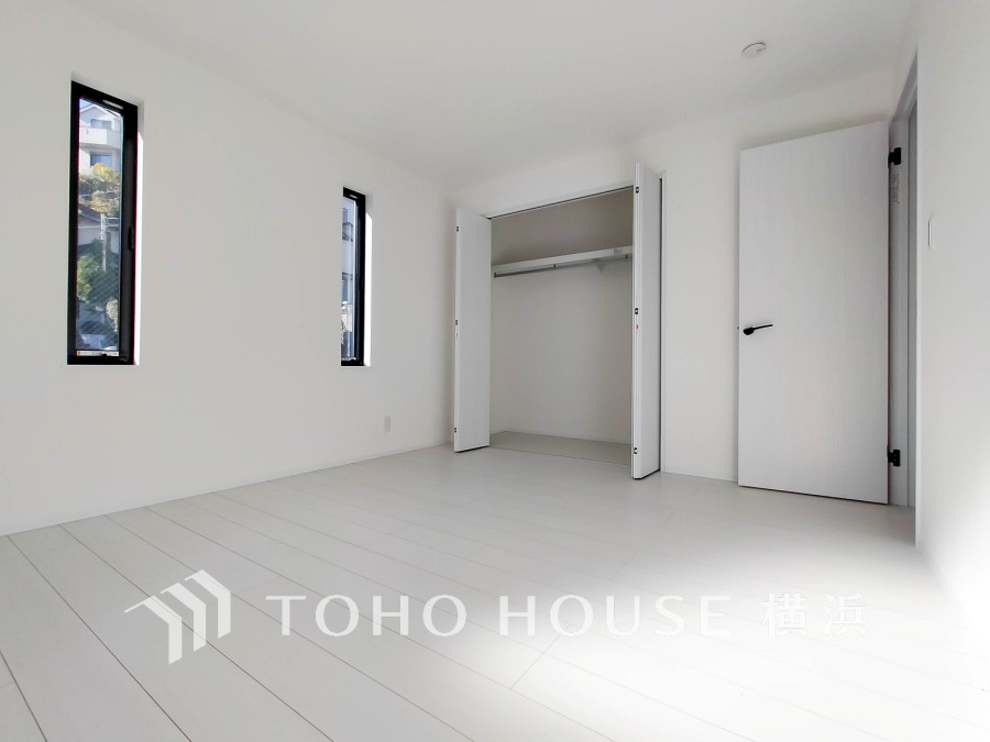 白を基調とした明るく清潔感のある洋室。大きなクローゼットで収納も充実しています。