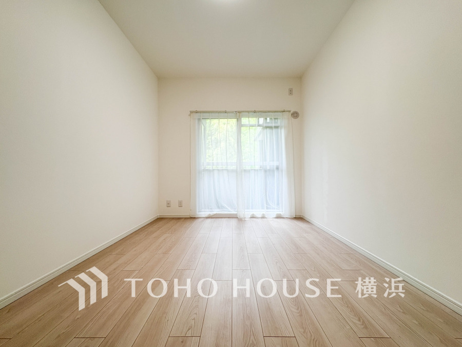 ライフシーンに応じてリビングダイニングと一体利用できる洋室。合わせて18.9帖の大空間として開放的に過ごすのもおすすめ。多くの時間を過ごす住まいだからこそ、いつも快適な場所でありますように。