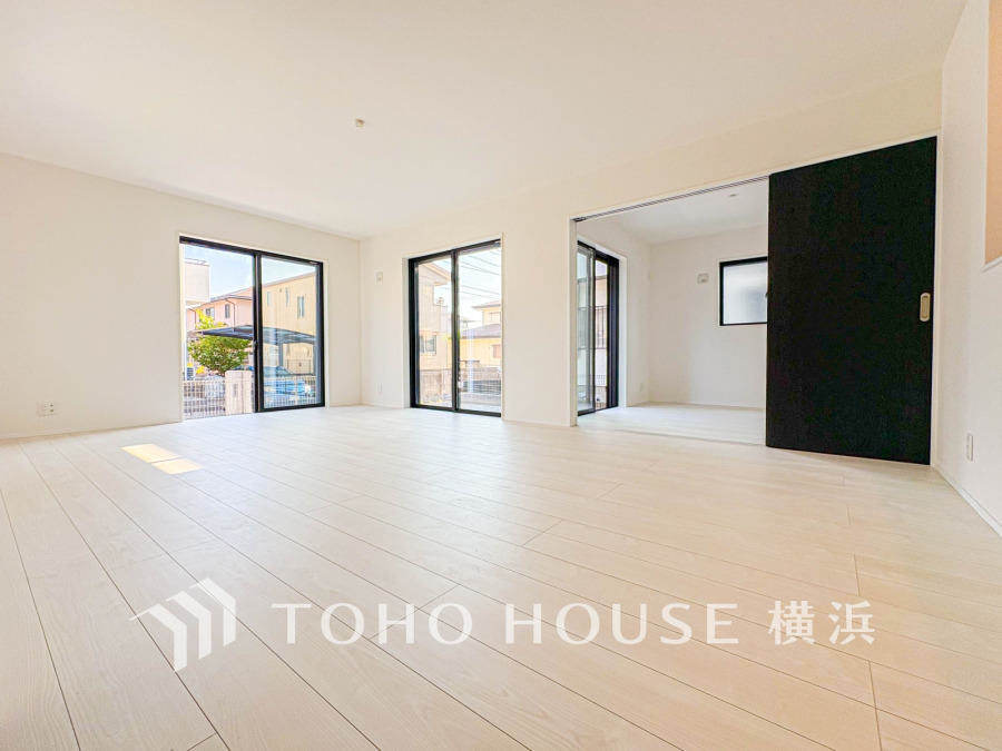 明るく開放的なリビングスペースです。多目的に使える隣接の洋室も魅力。