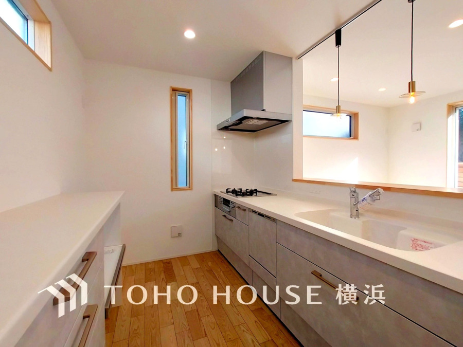 スタイリッシュな対面キッチンを採用。リビングが見渡せるので、お子様を安心して遊ばせながら家事ができ、リビング学習をするお子様にも声がかけやすい自然な距離感。 