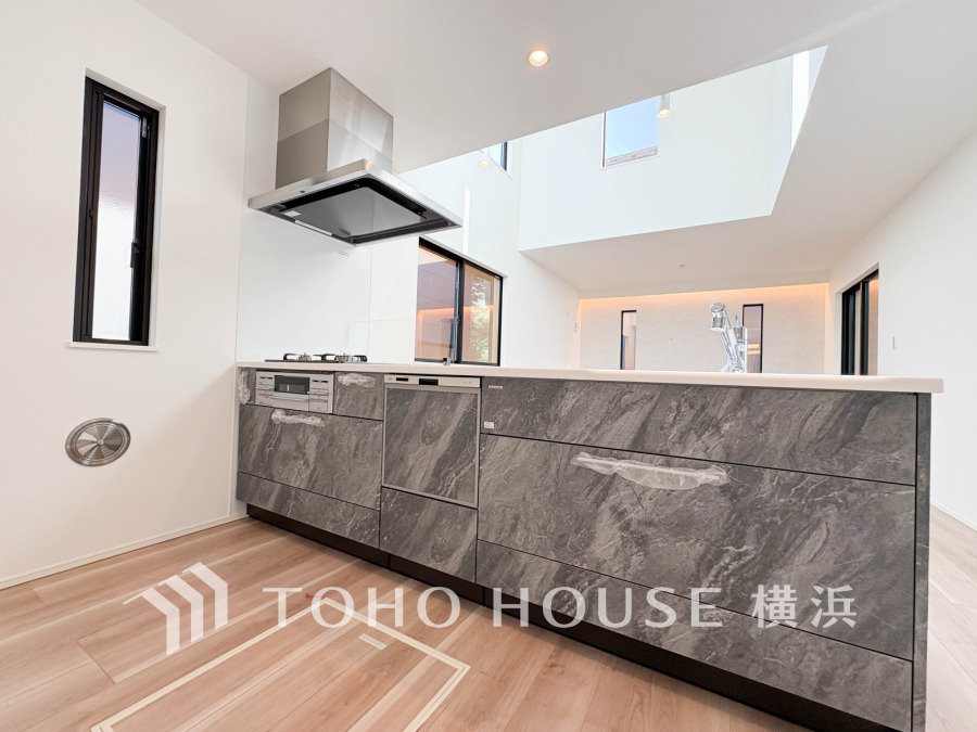 スタイリッシュな対面キッチンを採用。リビングが見渡せるので、お子様を安心して遊ばせながら家事ができ、リビング学習をするお子様にも声がかけやすい自然な距離感。 