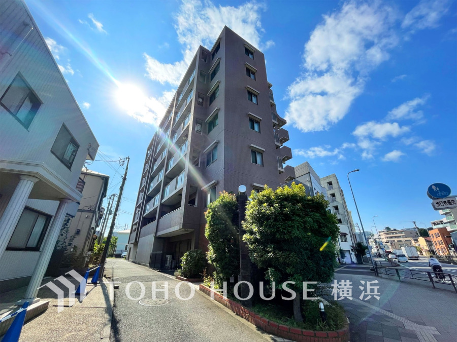 時代の流れに惑わされないシックなカラートーンで街並みに溶け込む外観は、主張し過ぎず、また平凡になり過ぎず絶妙なコントラストで輝きを放ちます。