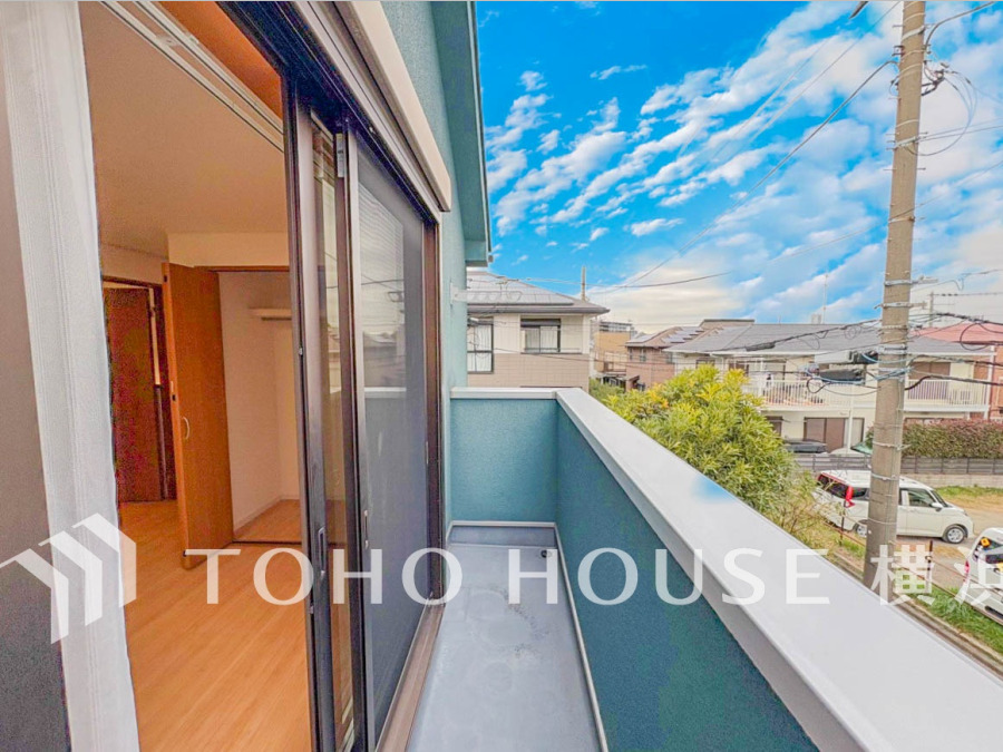 気持ち良い青空を見渡すバルコニー。遮る物のないのびやかな眺望が広がります。
