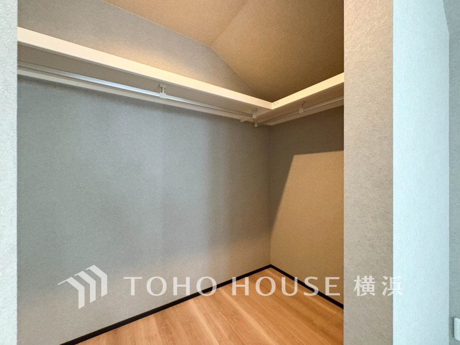 広々としたウォークインクローゼット。ハンガーパイプも完備し、家族の衣類をまとめて収納できます。季節ごとの衣替えもスムーズで、日々の家事効率もアップします。