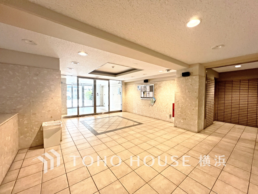 明るく清潔感のあるエントランスホール。広々とした空間が住まう方を温かく迎えます。